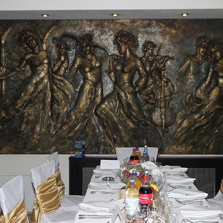 Hotel Royal 2 Urziceni Экстерьер фото