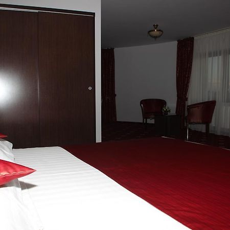 Hotel Royal 2 Urziceni Экстерьер фото
