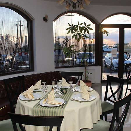 Hotel Royal 2 Urziceni Экстерьер фото