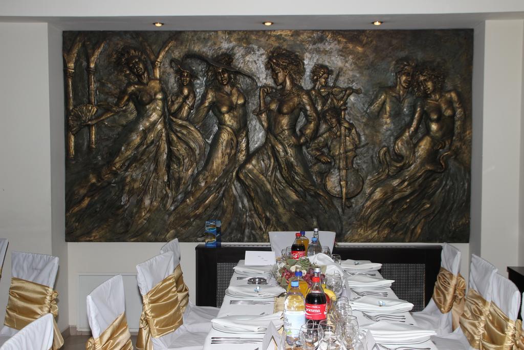 Hotel Royal 2 Urziceni Экстерьер фото