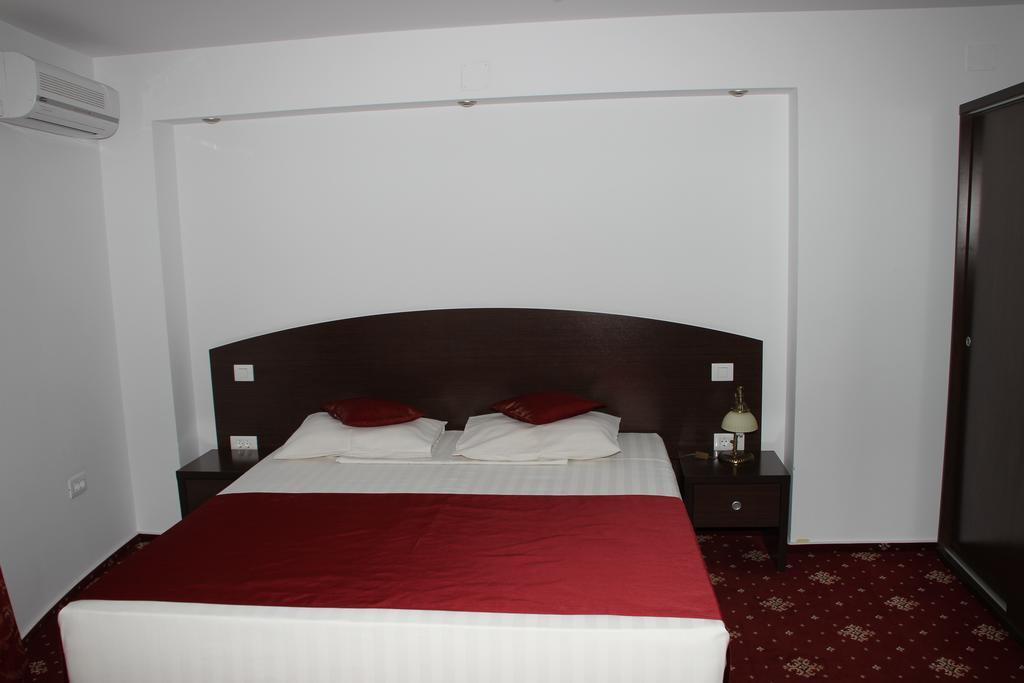 Hotel Royal 2 Urziceni Экстерьер фото