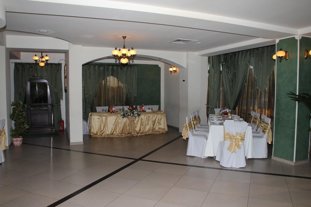 Hotel Royal 2 Urziceni Экстерьер фото