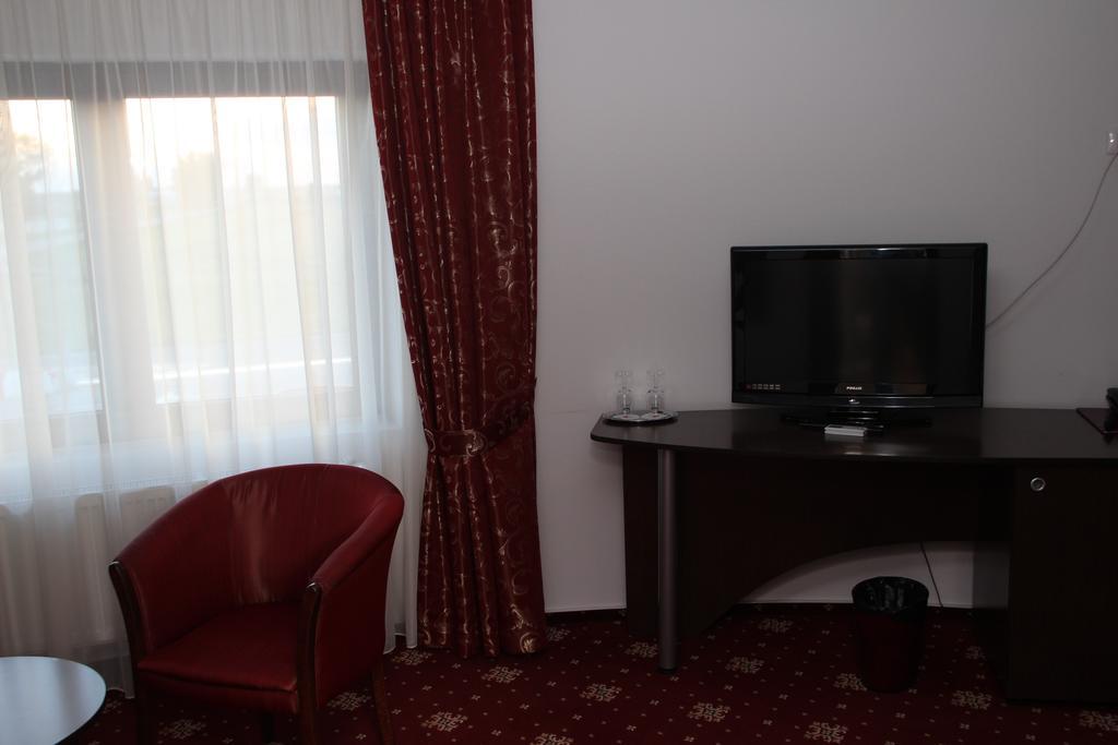 Hotel Royal 2 Urziceni Экстерьер фото