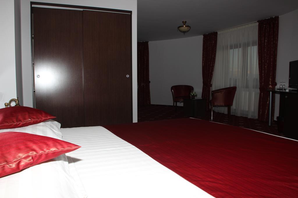 Hotel Royal 2 Urziceni Экстерьер фото