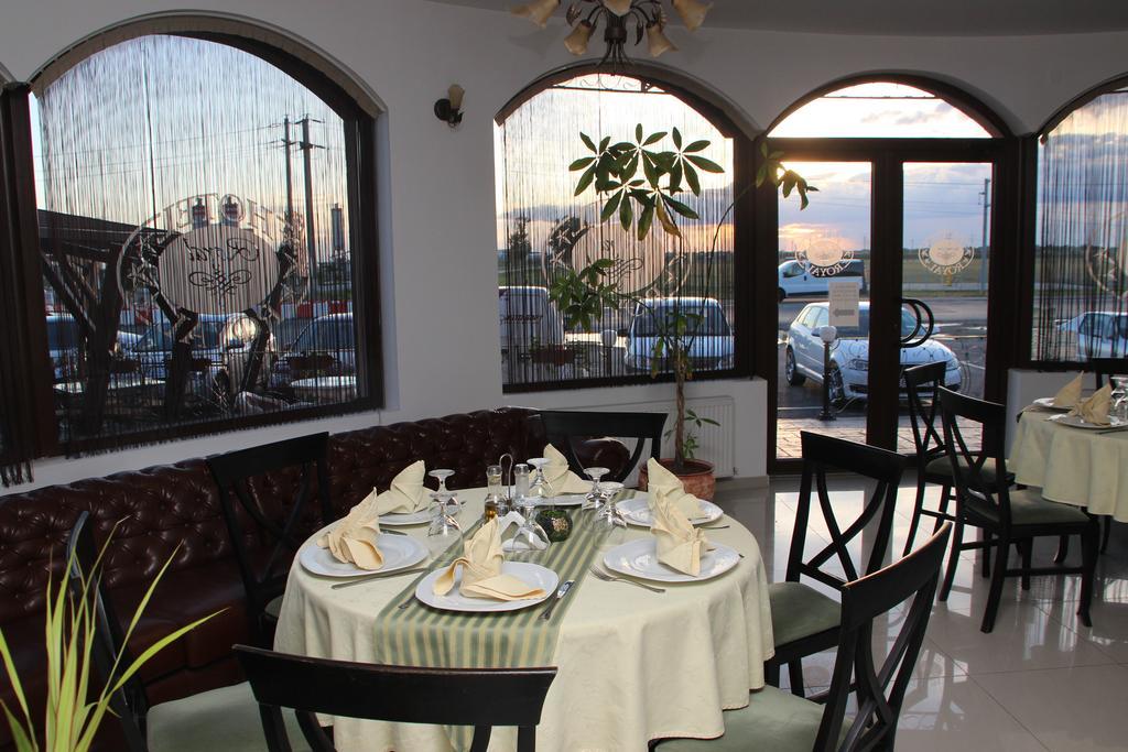 Hotel Royal 2 Urziceni Экстерьер фото